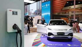 Auto elettriche, impennata di vendite ma non in Europa: il problema delle batterie che esplodono