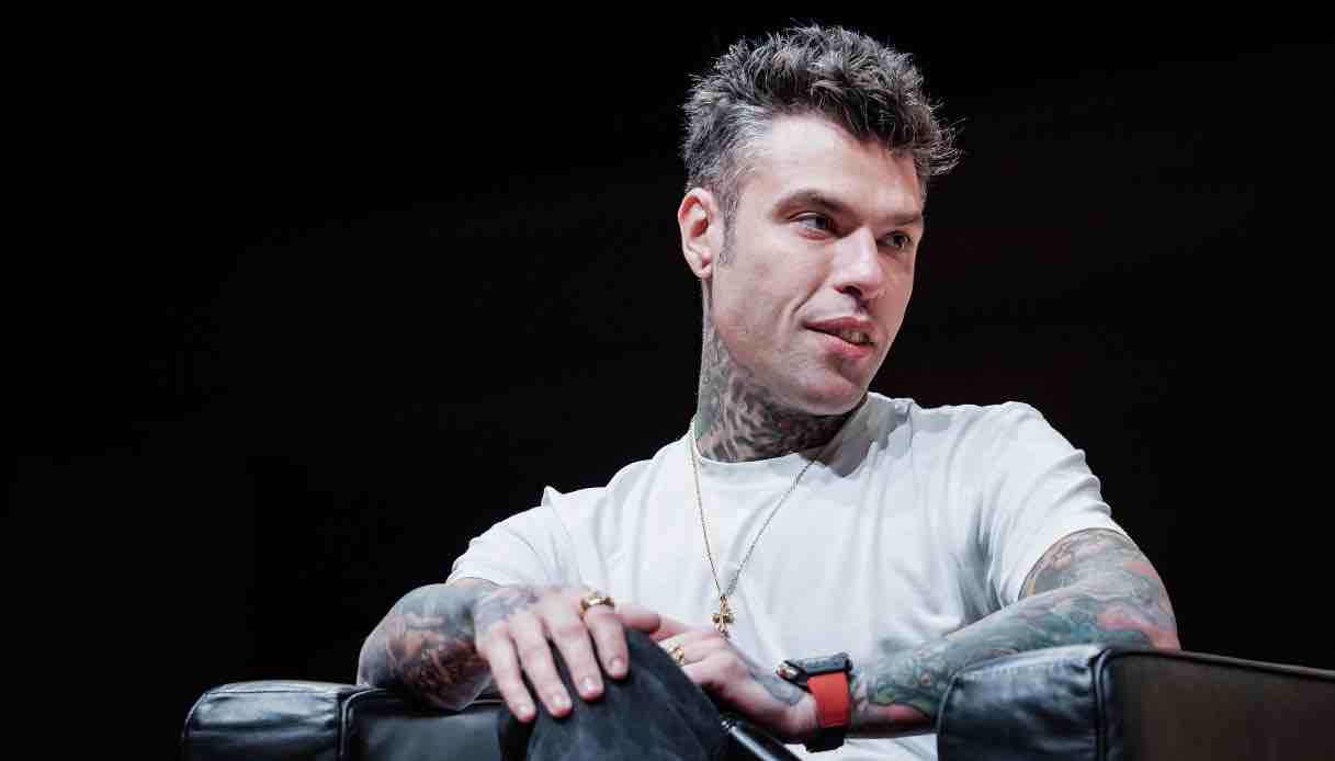 Fedez parcheggia 