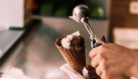 Si mangiano meno gelati, cala la produzione in Ue: coni e coppette troppo cari