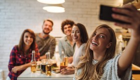 Cosa bevono i giovani della Gen Z: le abitudini tra Made in Italy e nuove mode