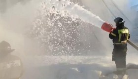 Guerra Russia Ucraina, Zelensky alza la posta: raid causano incendi in depositi di petrolio