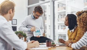 Le competenze sul lavoro che l’IA non sostituirà mai: ecco cosa cercano le aziende