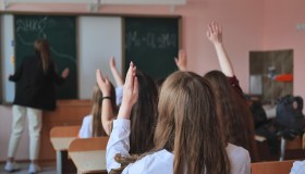 Ius scholae, come cambia prendere la cittadinanza: la differenza con lo ius soli