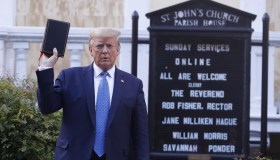 Perché Trump sta vendendo migliaia di Bibbie personalizzate