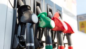 Petrolio ai minimi dal 2021, quanto durerà e come incide sul prezzo della benzina