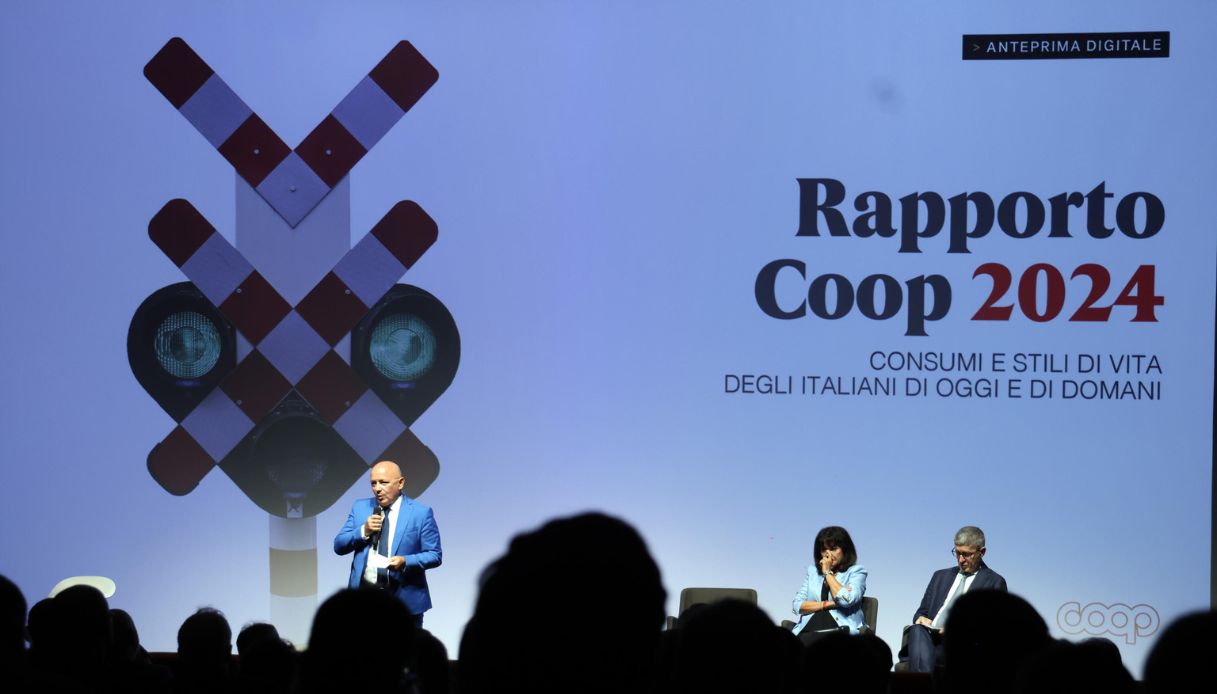 Rapporto Coop 2024, gli italiani prediligono il risparmio: c’è timore per le guerre e il clima