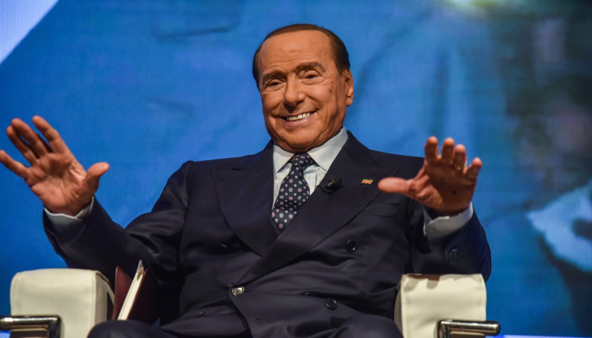 Silvio Berlusconi omaggiato con un francobollo nel giorno del suo compleanno: quanto costa