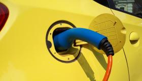 Auto elettriche, vendite giù del -36% in Europa: il dato peggiore in Germania e Italia