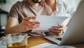 Bollette, la rivincita del prezzo fisso: cambiando operatore ora si risparmiano 300 euro