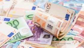 Bonus Natale da 100 euro ma solo su richiesta: come fare domanda e chi può ottenerlo