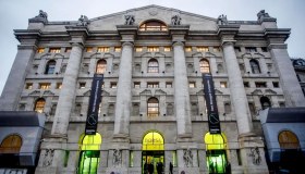 Borsa, Milano chiude in positivo, buon andamento per banche e Campari. I dettagli dell’asta Bot di mercoledì