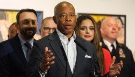 Il sindaco di New York è stato incriminato per corruzione: cosa rischia