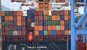 Industria ancora in negativo, -4,7% su base annua: aumentano i servizi, ma rallenta l’export