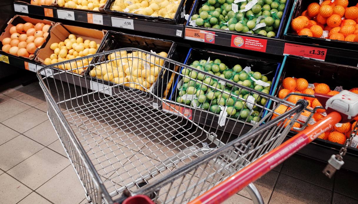 Insalata richiamata dai supermercati per pericolo Listeria: i rischi per la salute