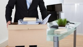 Licenziamento tardivo del dipendente, quando scatta il diritto al risarcimento