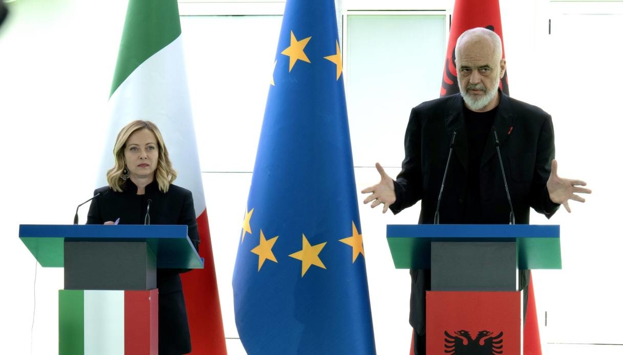 https://quifinanza.it/wp-content/uploads/sites/5/2024/09/migranti-albania.jpg