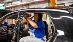 Germania, produzione industriale crolla del 2,4% a luglio: auto ed elettronica affondano il paese