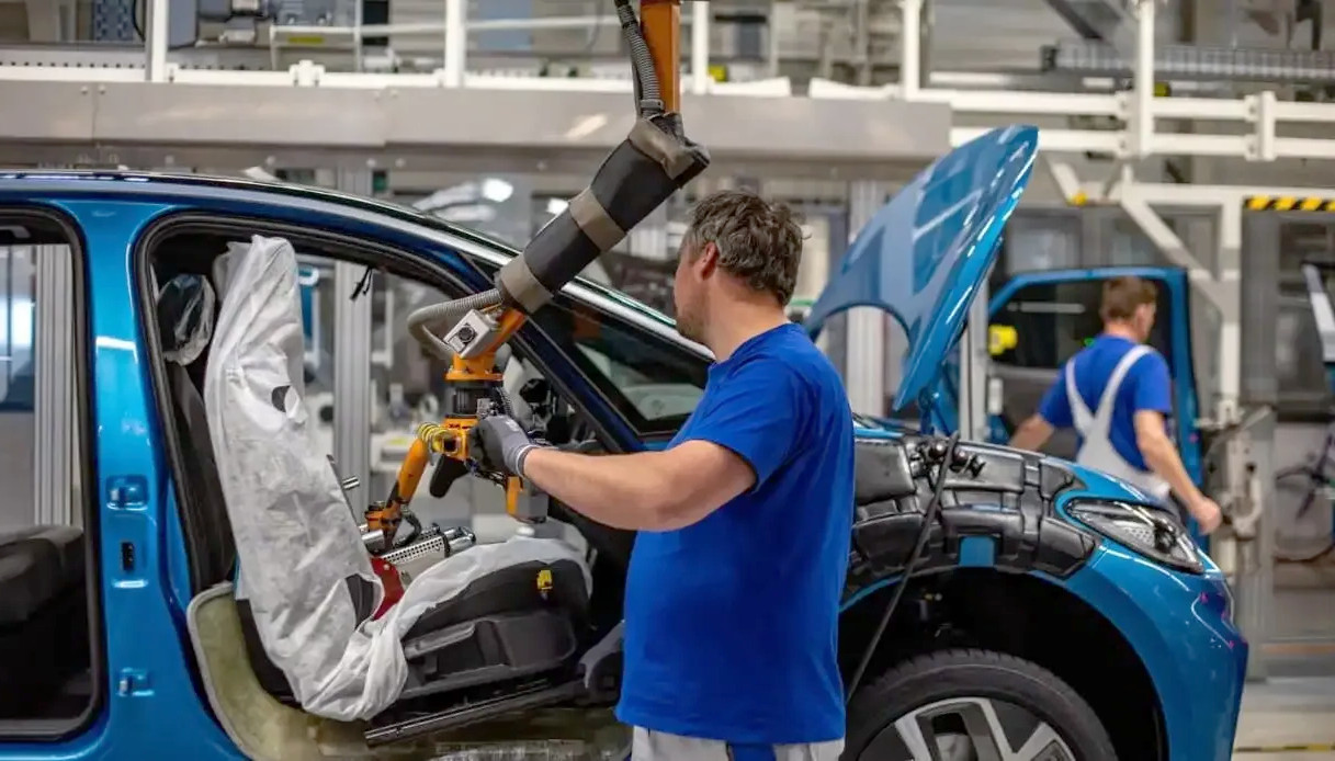 Produzione industriale in Italia in calo:  0,9% a luglio, in frenata auto e tessile