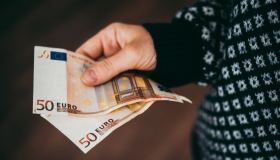 Il reddito delle famiglie italiane crolla, colpa dell’inflazione: i dati