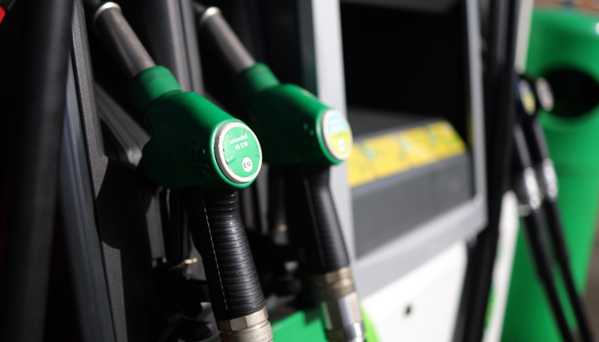 https://quifinanza.it/wp-content/uploads/sites/5/2024/10/Accise-diesel-e-benzina-aumenti-di-135-centesimi-al-litro-per-camionisti-e-pendolari.jpg