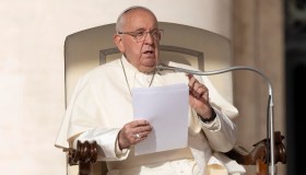 Papa Francesco abbassa lo stipendio ai cardinali, ma non saranno gli unici tagli