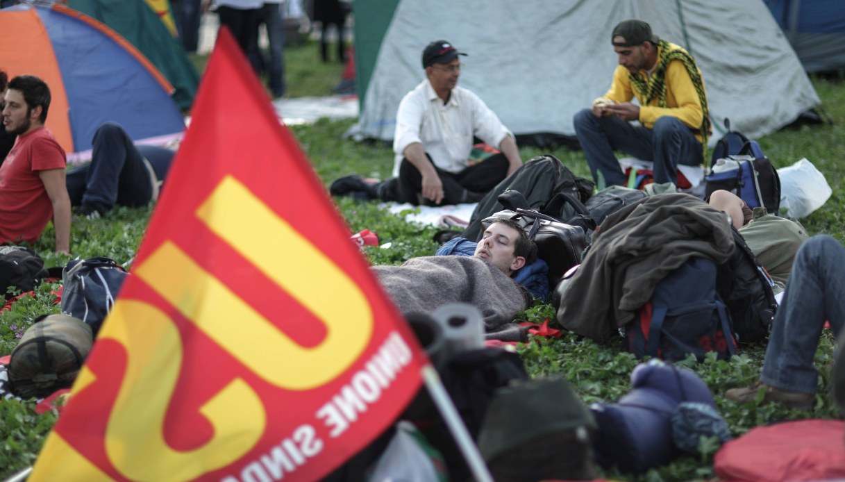 https://quifinanza.it/wp-content/uploads/sites/5/2024/10/Sciopero-del-tessile-a-Prato-proteste-contro-gli-abusi-delle-azinede-cinesi.jpg