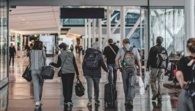 Una tassa per chi prende spesso l’aereo: la proposta arriva in Europa