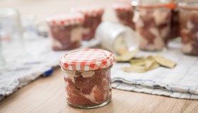 Intossicazione da botulino, quali sono gli alimenti a rischio e perché può essere letale