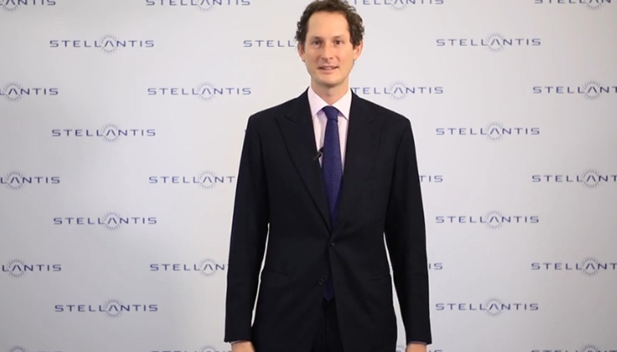 https://quifinanza.it/wp-content/uploads/sites/5/2024/10/elkann-stellantis.jpg