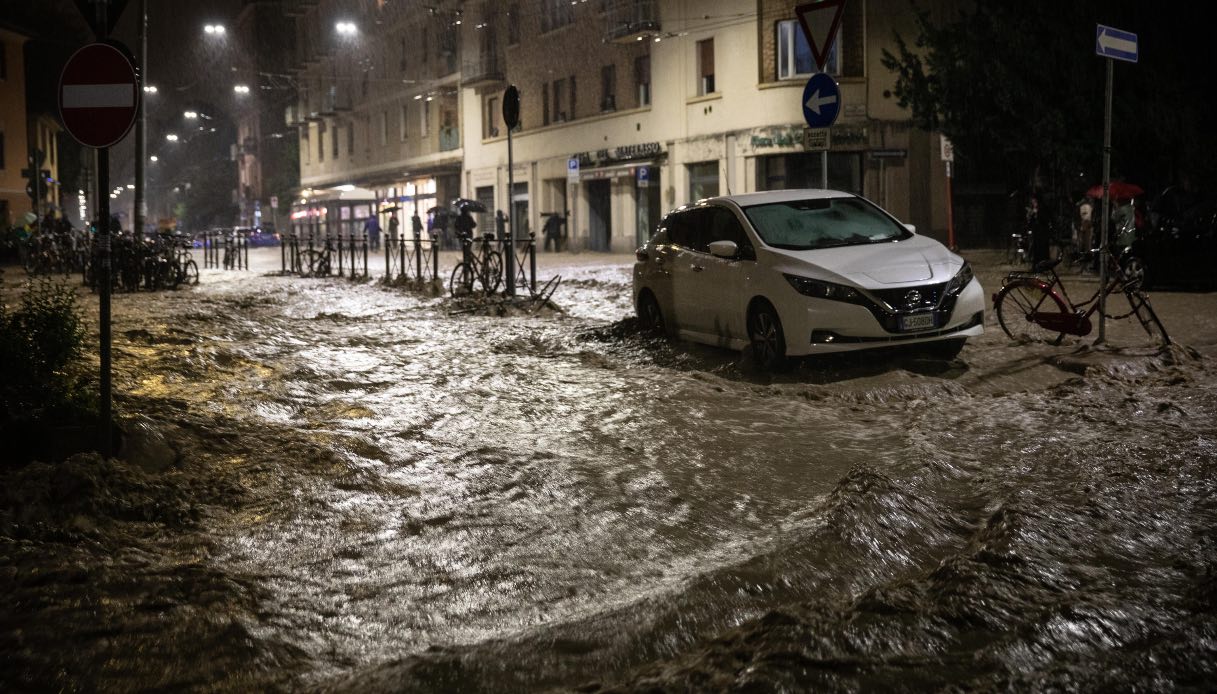 Maltempo, alluvioni a Bologna e Cesenatico: treni sospesi e blackout