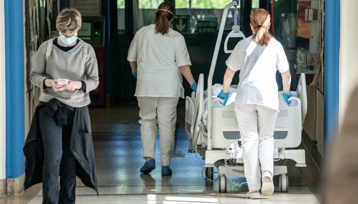 Mascherine di nuovo obbligatorie negli ospedali: scatta difesa contro influenza e Covid