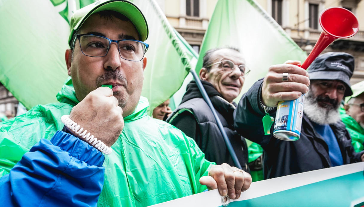 Stellantis nel giorno dello sciopero generale, corteo dei lavoratori a Torino e Roma