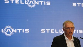 Stellantis, il repulisti dei vertici, ma Tavares rimane fino al 2026. Oggi a Montecitorio