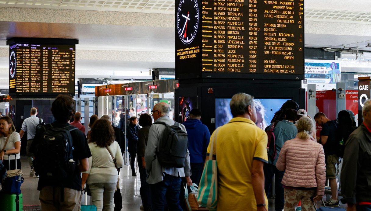 Treni, guasto a Roma Termini: cancellazioni e ritardi da Nord a Sud. L’elenco aggiornato