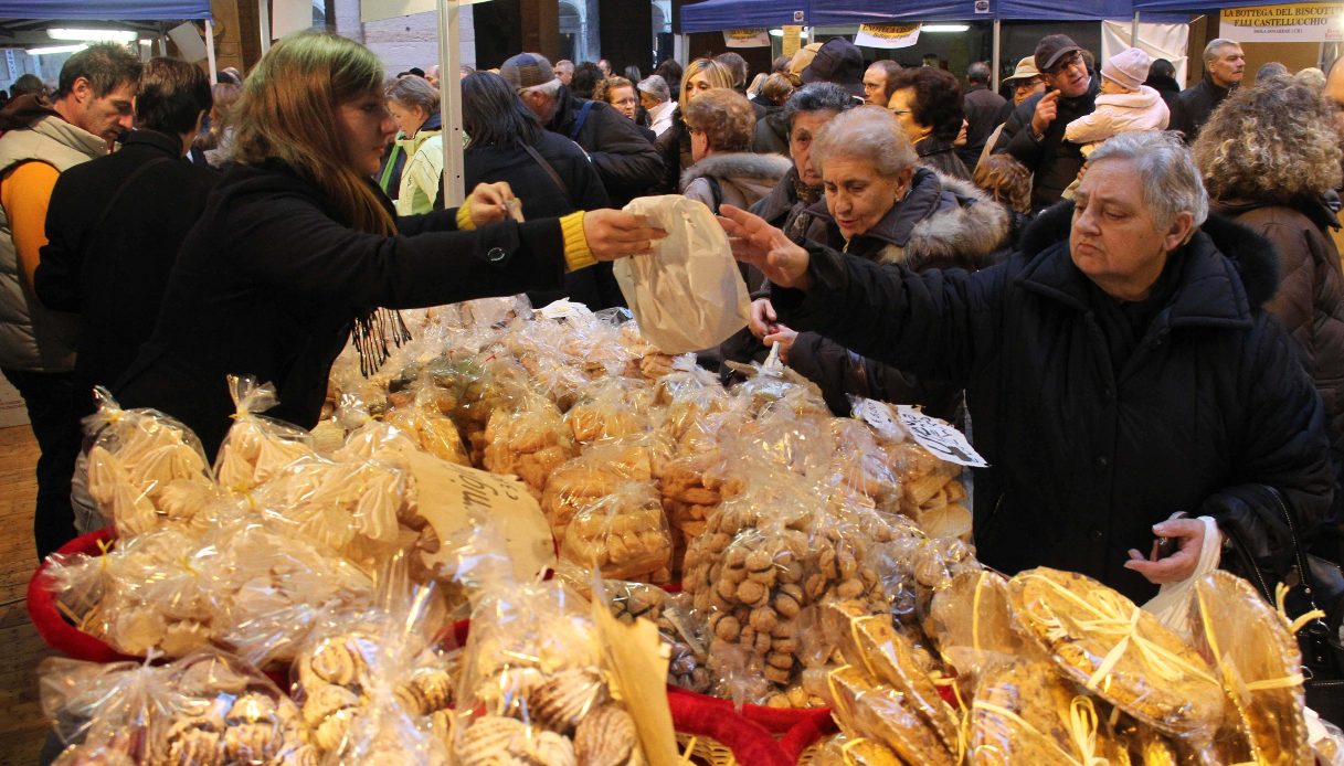 A Natale aumentano i prezzi, da panettone al torrone, quali saranno i più costosi