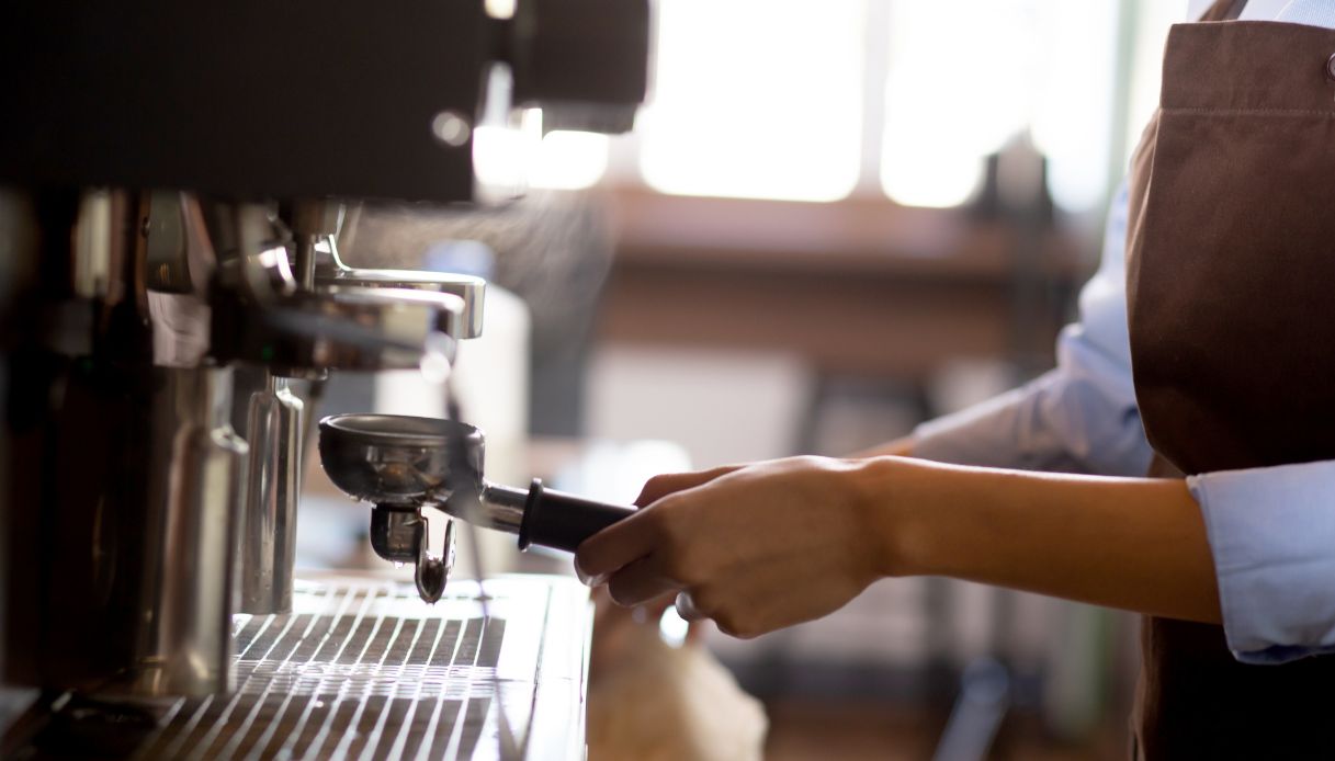 Aumenta il prezzo del caffè e anche il costo delle consumazioni al bar sale: rialzi fino a 2 euro