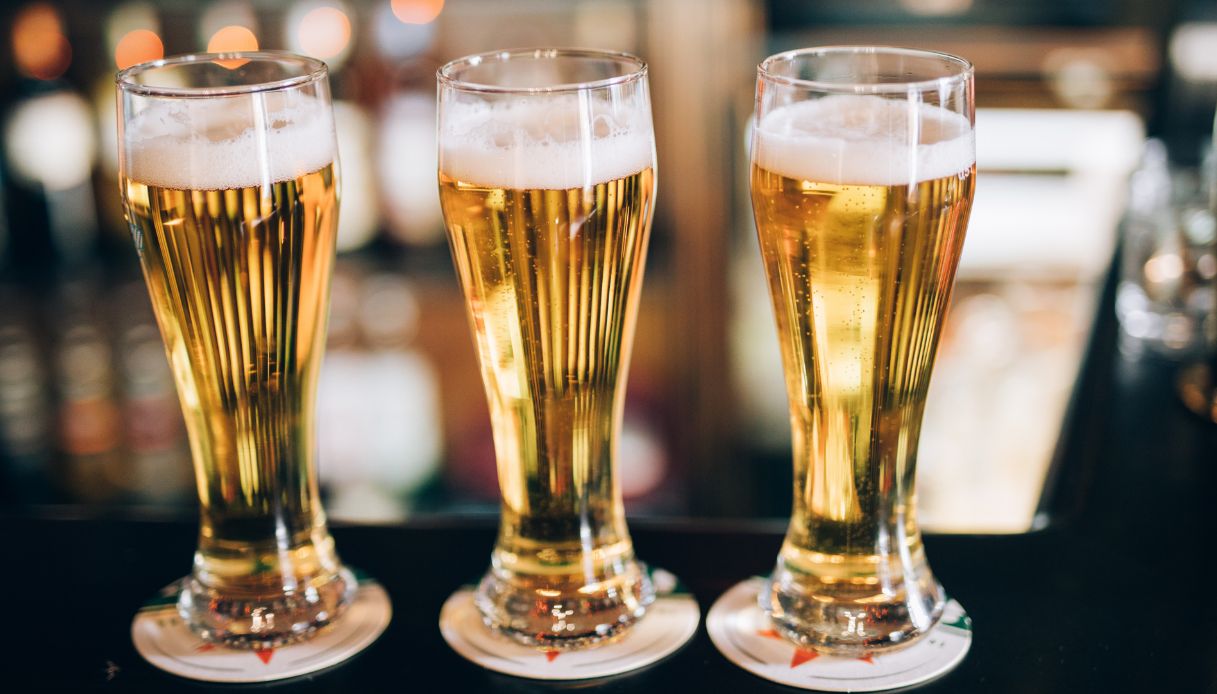 Birra italiana a rischio: l’allarme lanciato sui raccolti di orzo