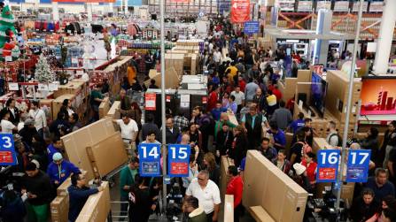 Gli italiani non si fidano più degli sconti, cala budget per Black Friday a soli 246 euro