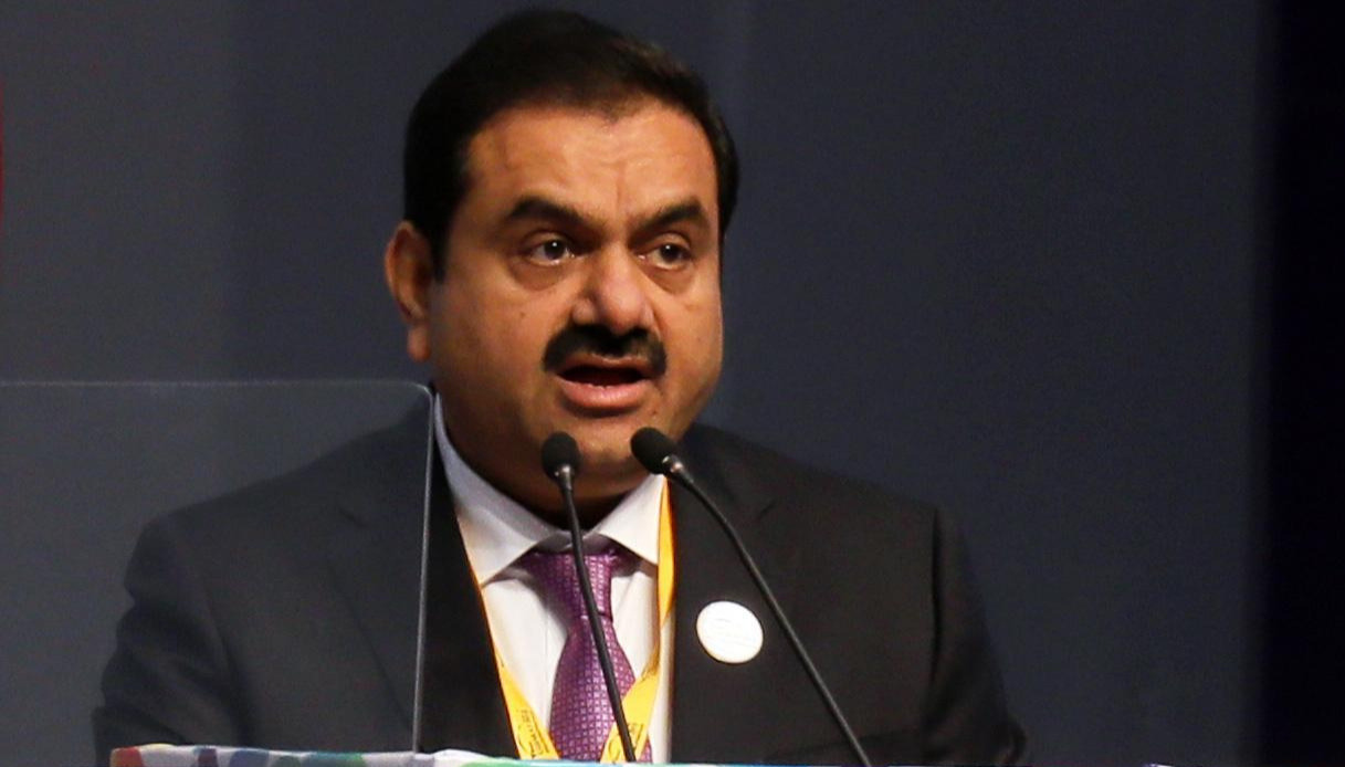 Il miliardario Gautam Adani incriminato per corruzione, perde 12 miliardi in un giorno