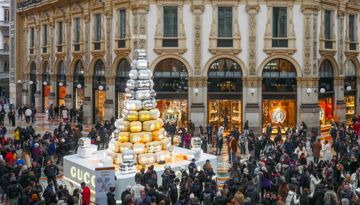 Dimentichiamo le valigie di Gucci in Galleria, quest’anno l’albero lo fa Dior