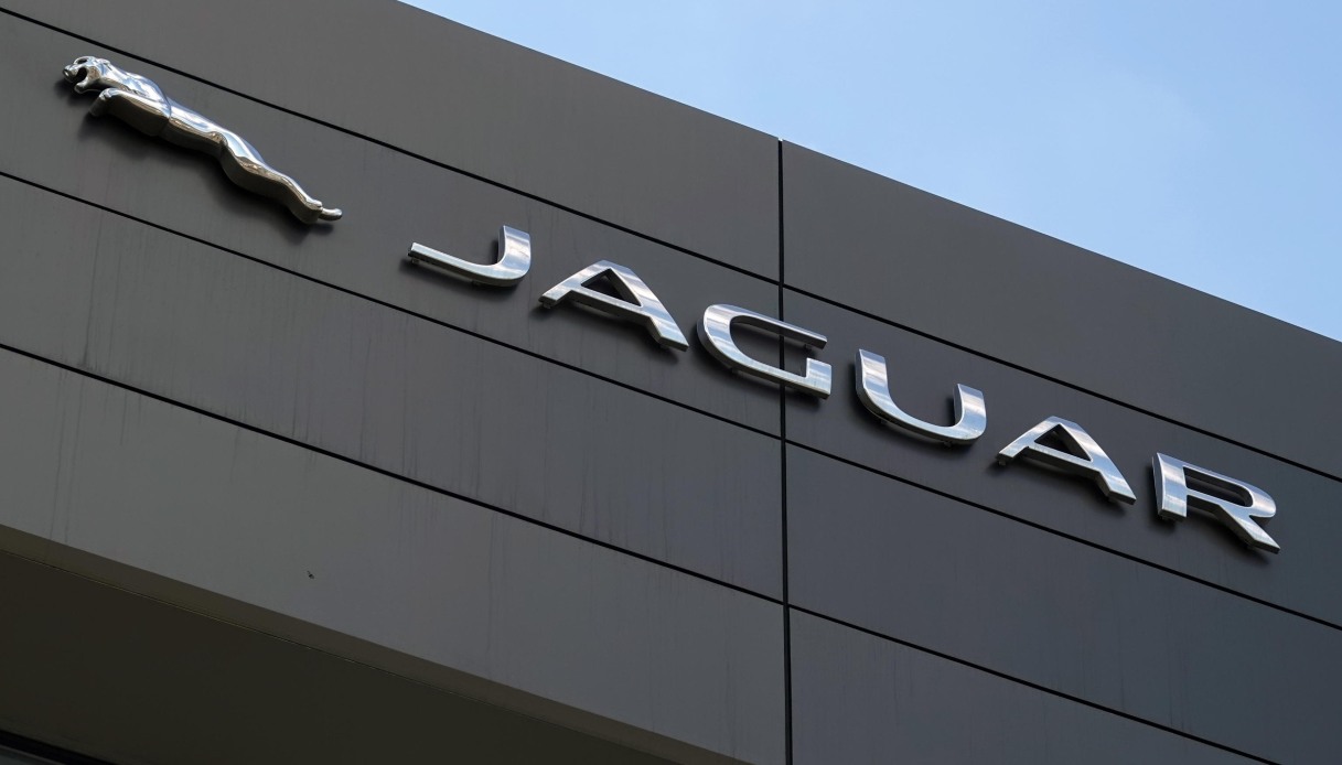 Jaguar svela il nuovo logo e punta sull’elettrico per superare la crisi dell’automotive