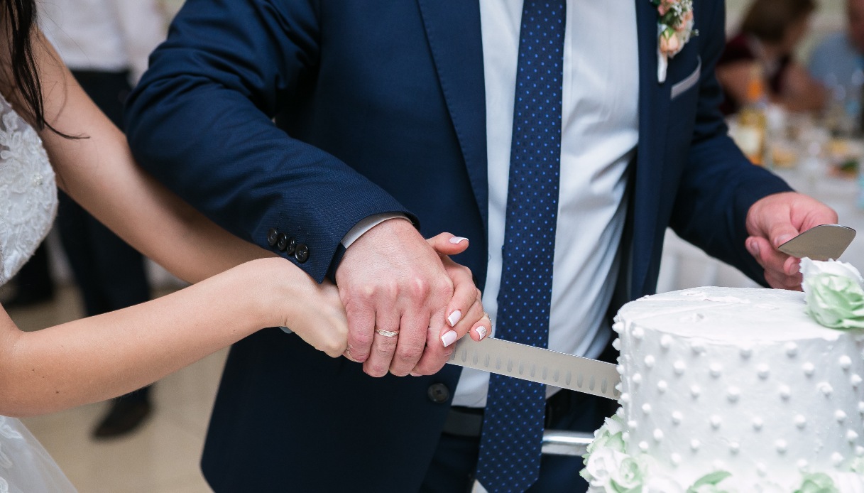 Matrimoni in calo nel 2024, sposarsi costa oltre 20mila euro ma il problema è un altro