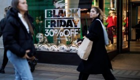 Meno acquisti tra Black Friday e Natale, 3 italiani su 10 non faranno regali