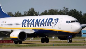 Profitti in calo per Ryanair, i ritardi di Boeing e i biglietti bassi condizionano gli utili