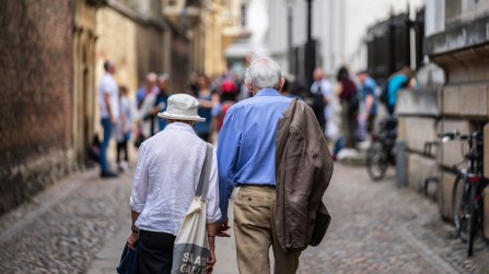 Bonus anziani da 850 euro, quando arriva il nuovo assegno per gli over 80