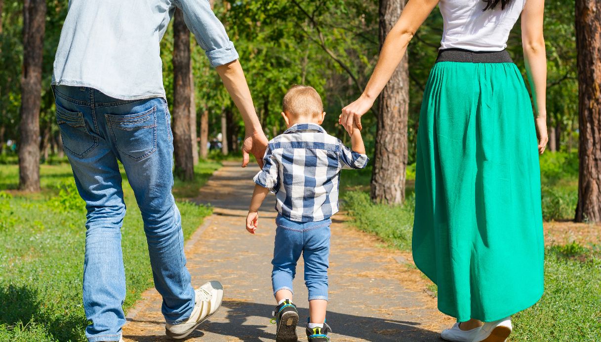 Il congedo parentale è ancora poco usato dai papà, ma dal 2025 sono in arrivo più soldi