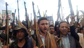 Mentre gli Houthi attaccano le navi Usa, l’Iran manovra alle spalle di Israele
