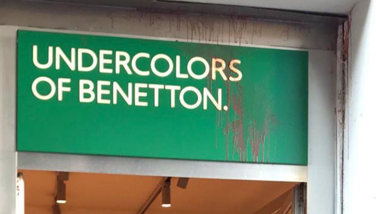 Il piano di ristrutturazione di Benetton tra licenziamenti (900) e chiusure dei negozi