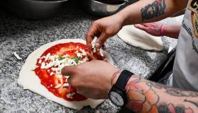 La pizza in Italia è sempre più costosa, solo a Napoli in tre anni +32%