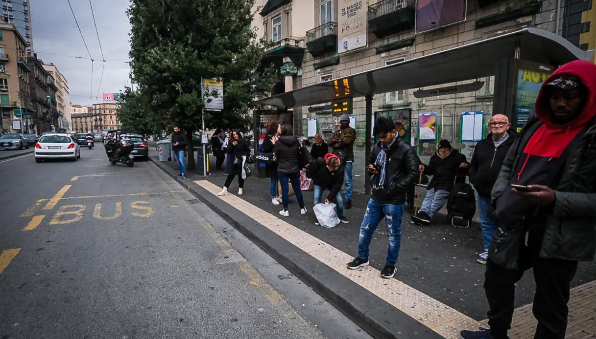 Sciopero Napoli dell’8 novembre, mezzi Eav e Anm fermi: gli orari di bus, metro e funicolari